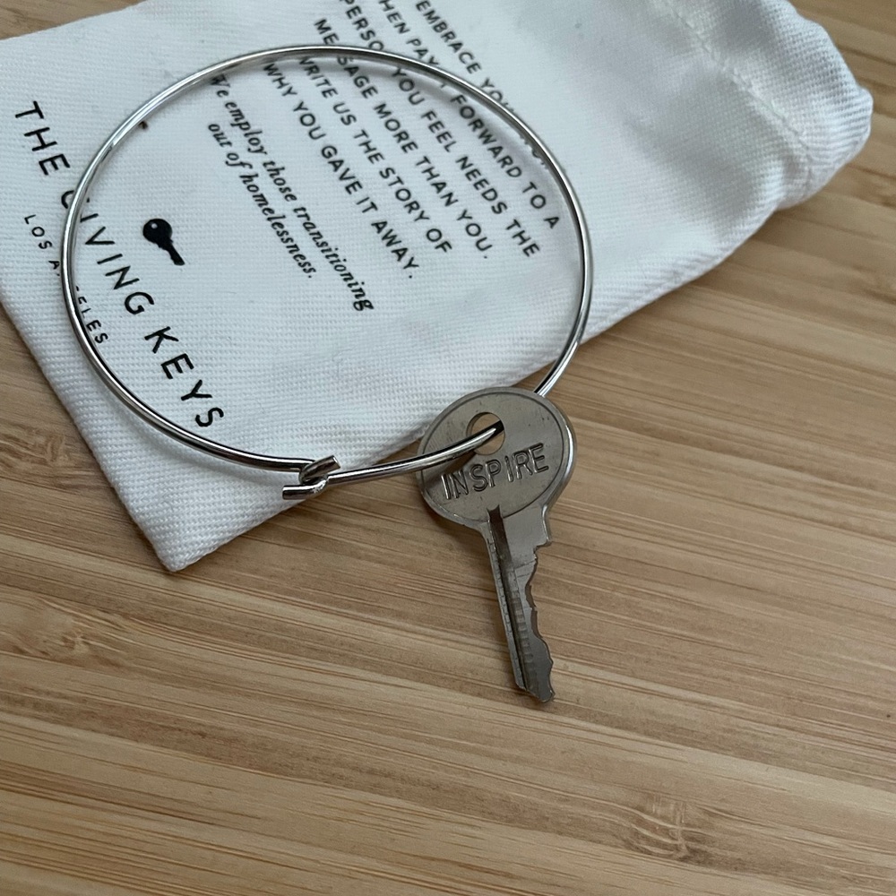 The giving keys silver bangle “inspire”